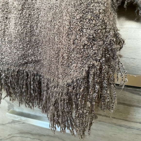 Alyafoi Sweater - Picture 12 of 16